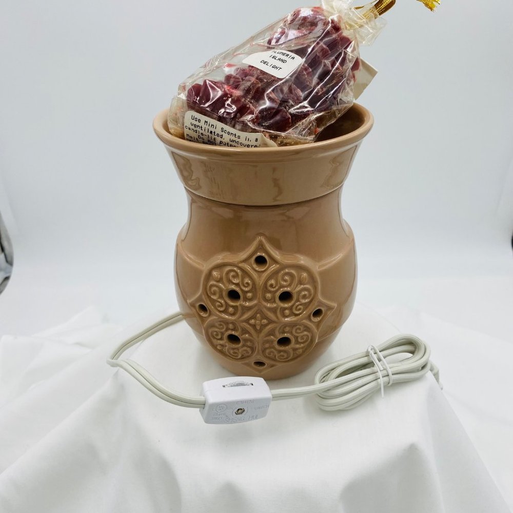 Electric scented wax melter with plumeria wax included - Picture 7 of 9